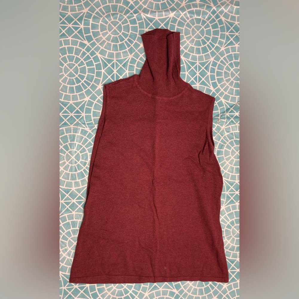 💛TODAY***$13***Joan Rivers maroon colored turtle neck tank top.